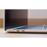 نمای نزدیک پورت شارژ MagSafe و دو درگاه Type-C مک بوک ایر M5 سیلور