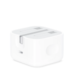 نمای زاویه‌دار آداپتور شارژر سه پین اپل با پایه‌های تاشو جمع‌شده و درگاه خروجی USB-C