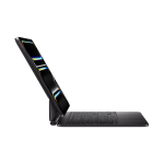 نمای نیم‌رخ کناری مجیک کیبورد مشکی آیپد پرو M4 و M5 با استند مگنتی شناور و درگاه شارژ USB-C